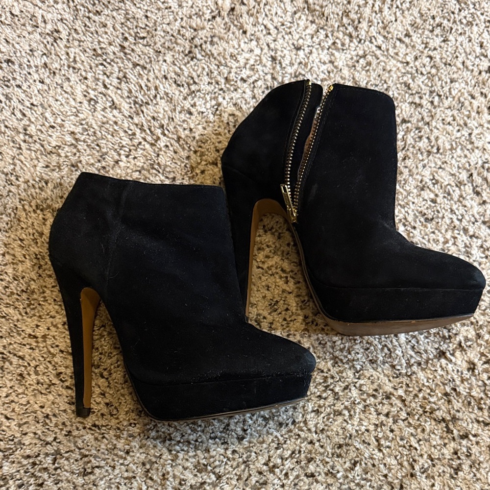 Aldo velvet heel